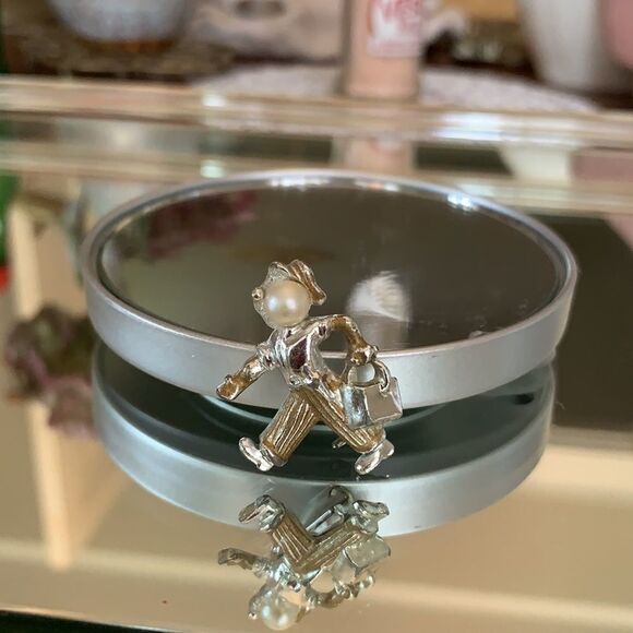 Vtg small silver brooch/pin of man walking with suitcase or briefcase - Picture 6 of 6
